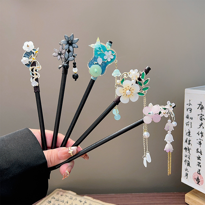 Vintage Collectibles For Sale - 클래식 태슬 헤어 스틱 블랙 나무